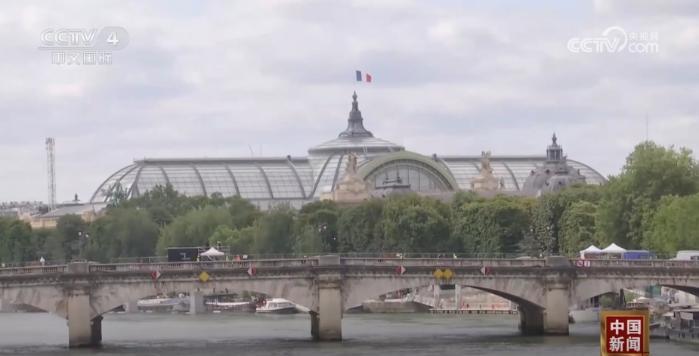 塞纳河船队入场点亮巴黎开幕：近百艘船载运动