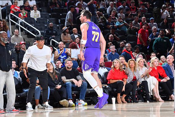 东契奇大心脏三分率队逆转火箭 湖人豪取7连胜