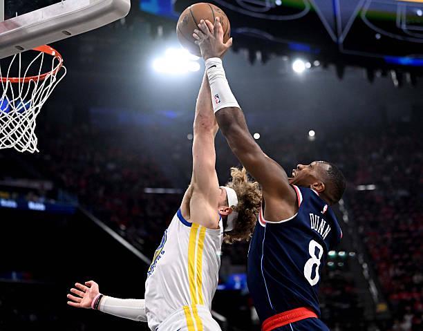 勇士逆转快船晋级季后赛 邓恩力竭难挽颓势