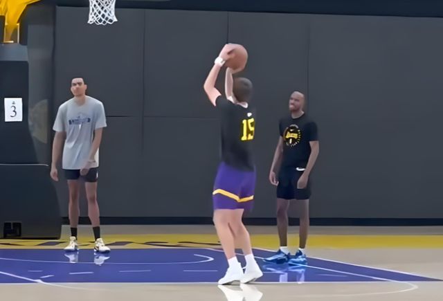 残阵湖人2-0领先火箭 詹姆斯39分钟28+8+7助奠定