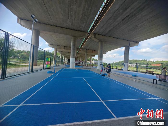 长沙高架桥下变身运动公园 3000居民畅享健身新空